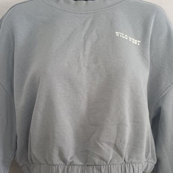 H&M Divided Shirt Size L Cropped Sweatshirt Horse Pattern on Back Athleisure Top - Picture 4 of 12